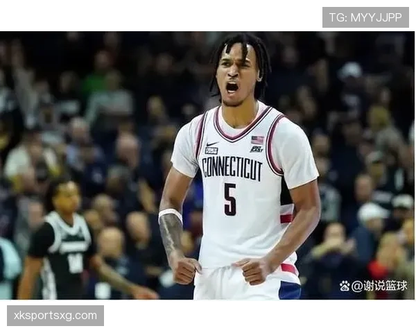 卡斯尔无球跑动制造空位，三分效率悄然提升