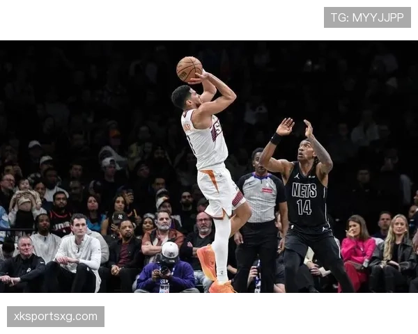 布克较上季由无球转挡拆持球，制造错位提效